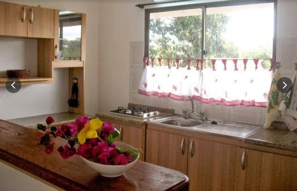 Cocina equipada y luminosa de una cabaña en Rapa Nui