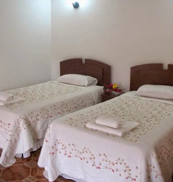 Dormitorio con dos camas individuales en una cabaña de Rapa Nui